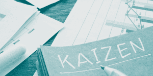 Die kontinuierliche Verbesserung, oft als "Kaizen" bezeichnet, ist ein zentrales Prinzip im Lean Manufacturing und zielt darauf ab, Prozesse stetig zu optimieren und Verschwendung zu eliminieren. Durch regelmäßige Überprüfung und Anpassung von Arbeitsabläufen und Praktiken strebt man nach ständiger Perfektionierung und Steigerung der Effizienz in der Produktion.