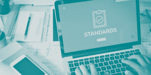 Standardisierung bezieht sich auf den Prozess der Festlegung und Anwendung von einheitlichen Spezifikationen oder Kriterien, um die Konsistenz und Interoperabilität von Produkten, Dienstleistungen oder Prozessen zu gewährleisten.