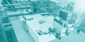 Das Pull-Prinzip ist eine Strategie in der Produktionssteuerung und Logistik, bei der der Produktionsprozess durch die Nachfrage gesteuert wird: Produkte werden in Reaktion auf tatsächliche Kundenaufträge hergestellt, nicht auf Vorrat. Dies minimiert Lagerbestände und Überproduktion, da nur das produziert wird, was auch tatsächlich benötigt wird, und führt zu einer effizienteren Ressourcennutzung und einer engeren Abstimmung mit dem Marktbedarf.